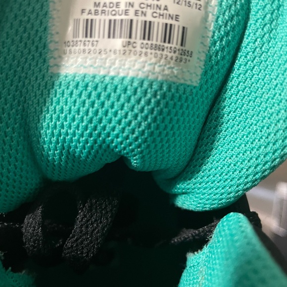 Nike shoes costs a lot loook it up - Picture 5 of 7